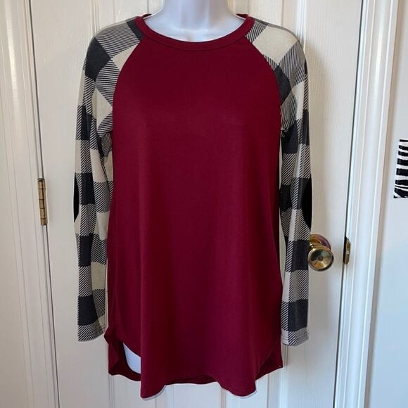 Tops - Plaid sleeve shirt